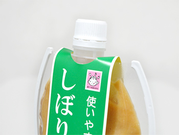 「お味噌をもっと気軽に使えるようにしたい。」そんな想いから『絞り味噌』は生まれました。